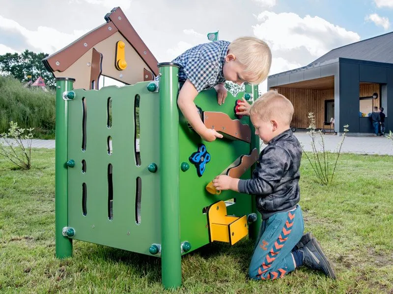 Miniplay Noa with children playing happily Miniplay Noa with children playing happily